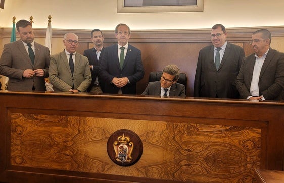 Paradela, durante su firma en el libro de honor del Ayuntamiento.