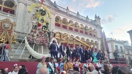 Estructura metálica de con la imagen de la Virgen.