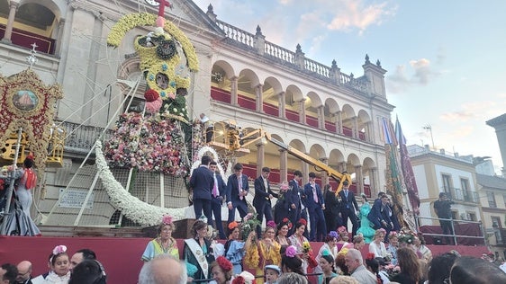 Estructura metálica de con la imagen de la Virgen.