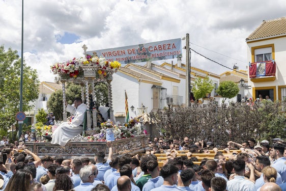Paso de la procesión para saludar a la cofradía de Cataluña y los albergues romeros.