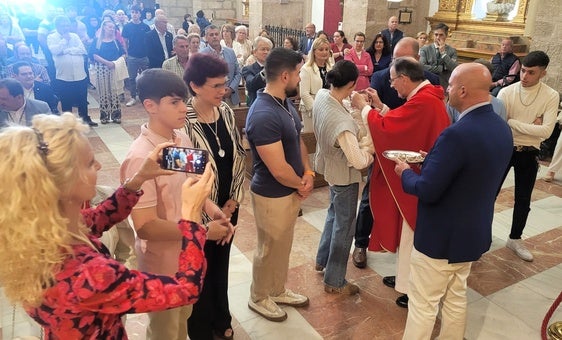 Entrega de las medallas a los nuevos peñistas.