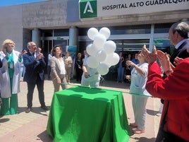 María Luisa Lafuente y Francisca Romero, dos sanitarias que llevan en el hospital desde su apertura, soltaron los globos en la celebración.
