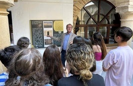 Alejandro Jiménez explica el contenido de la muestra a los jóvenes.