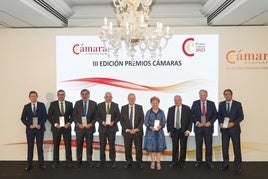 Los premiados posan con los galardones. IDEAL