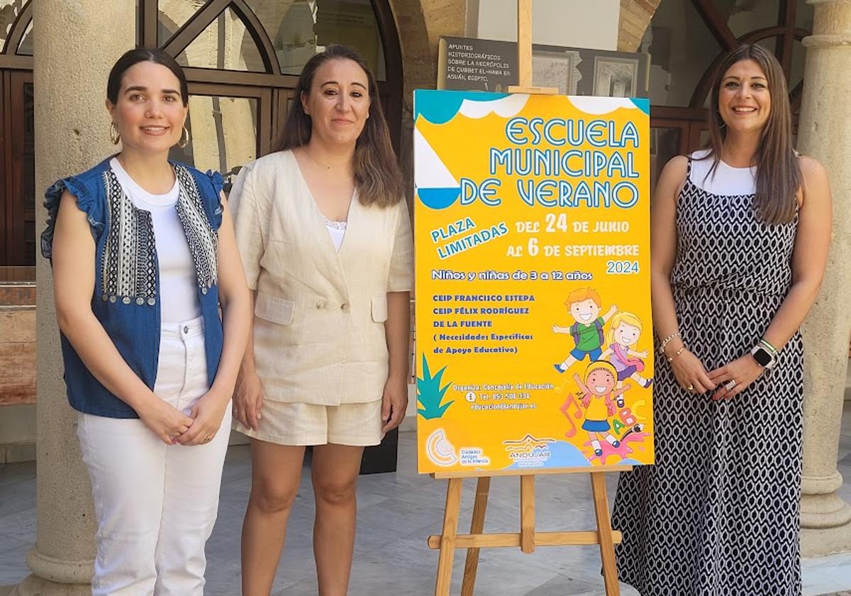 Cristina Segado, Rocío Morcillo y Azucena Cepedello, ayer en Don Gome.