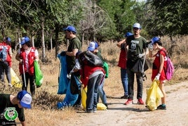 Participantes en la batida de limpieza por el entorno.