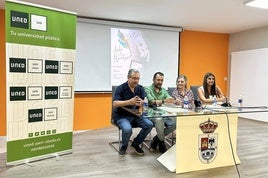 OLGA MERINO JUNTO CON LOS REPRESENTANTES DE LA UNED Y EL AYUNTAMIENTO.