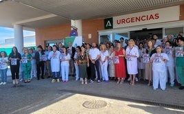 Asistentes a al acto de apoyo al celador que fue agredido en el centro hospitalario iliturgitano.