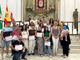 ALJUMNADO CON SUS DIPLOMAS ACOMPAÑADOS DE LA CONCEJALA.