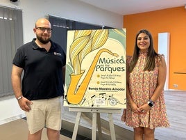 ernando López y Azucena Cepedello con el cartel.