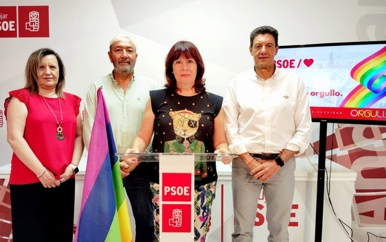 Micaela Navarro con miembros de la Agrupación Socialista.