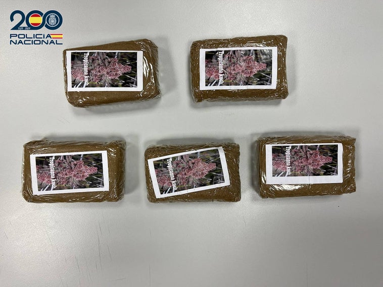 La Policía Nacional detiene en Andújar a un hombre que llevaba oculto en su vehículo 500 gramos de hachís