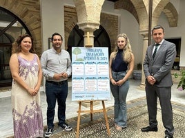 Ana Expósito, Emilio Rodríguez, Inés García y Jesús Varela, posan con el cartel.