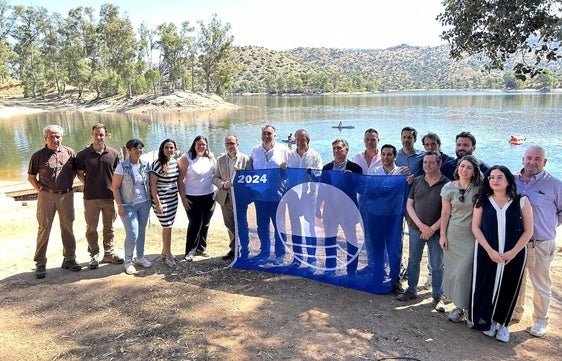 La bandera azul ya ondea en la playa interior del Encinarejo para relanzar el turismo en la zona
