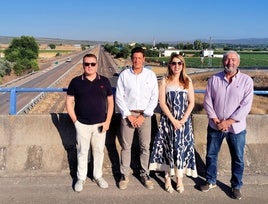 Los edilles socialistas posan con el tramo de la autovía arreglado.