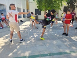 Clases de taekwondo ​ en el campamento.