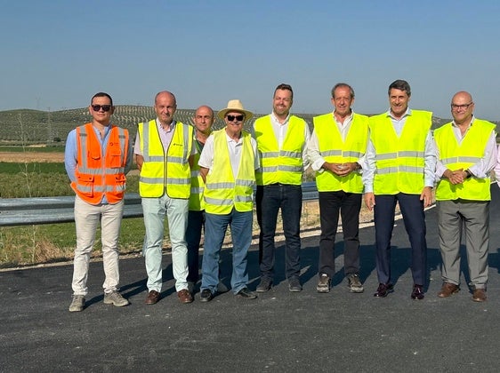 Pedro Fernández con el subdelegado y el alcalde en la carretera de Valtodano.