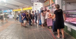 Aspecto que presentaba la Plaza de Abastos el pasado día 6 de agosto, con clientes haciendo sus compras.