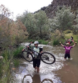 Ciclistas de la asociación Acoi en una de sus rutas por la serranía andujareña.