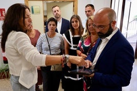 La consejera explica el proyecto a miembros de la Corpración Municipal.