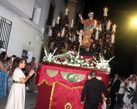 PROCESIÓN DE SAN BARTOLOMÉ POR LAS CALLES DE LA BARRIADA.