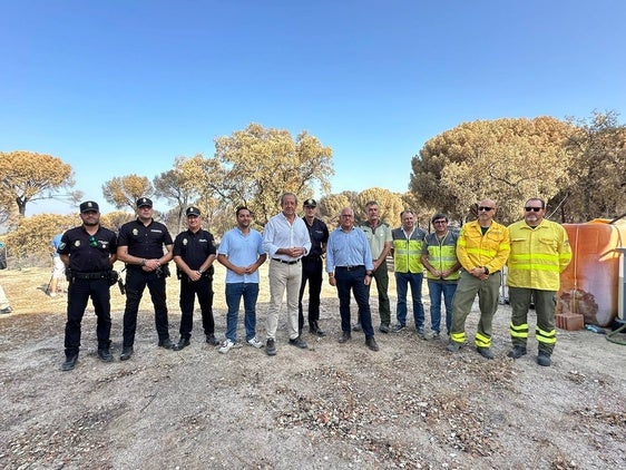 Jesús Estrella y Francisco Carmona, esta mañana junto con operarios del Infoca, en la zona afectada por las llamas.