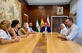 El alcalde y los ediles con representantes de los colectivos sociales.