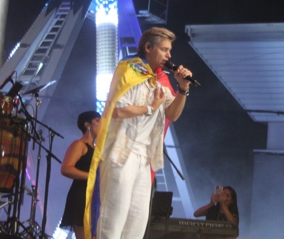 Baute, interpreta uno de sus temas ataviado con la bandera venezolana.