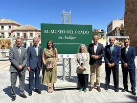 Los responsables de la muestra en la Plaza de España.