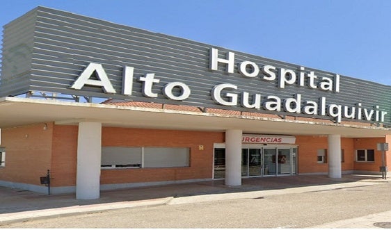 Dos trabajadores, afectados en un incendio en una nave colindante a un taller mecánico en Andújar