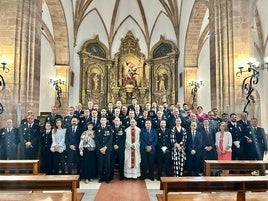 Miembros de la Policía Local acompañados por las autoridades civiles, políticas y religiosas.