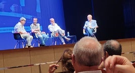 Los tres escritores con Jesús Vigorra.