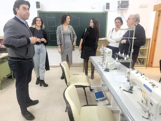 El PSOE critica la «falta de medios» en el grado de Corte y Confección