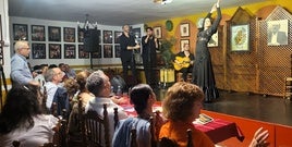 El jurado calificador durante el recital de baile en la peña Los Romeros.