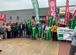 Participantes en la manifestación de este miércoles en el hospital.