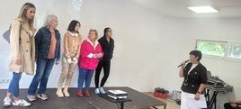 Mujeres de dos generaciones homenajeadas en el acto del Día de la Mujer Rural.