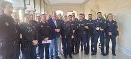 Integrantes de este cuerpo han posado esta mañanaen el balcón del Ayuntamiento con el alcalde.