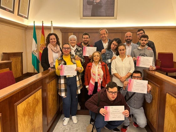 Los jóvenes beneficiarios de las prácticas con Ana Quílez y Francisco Carmona.