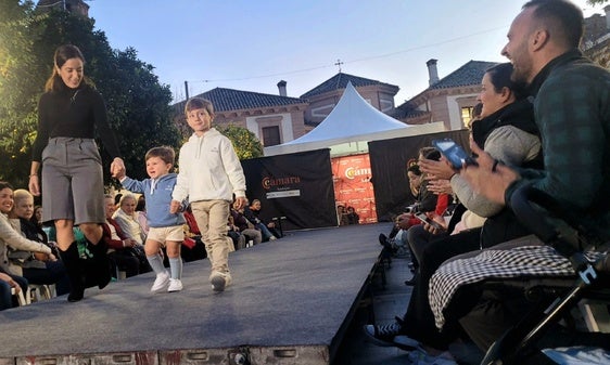 El comercio andujareño exhibe sus mejores galas en la 'Noche en Blanco'