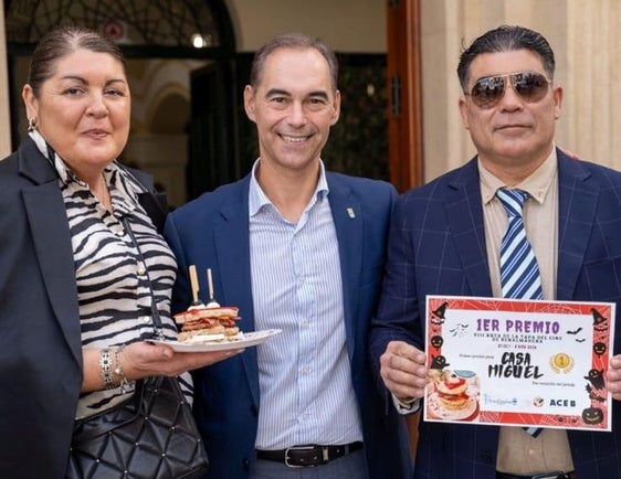 Rocío Fernández y Miguel Maldonado con el alcalde Juan Antonio Lara en la entrega de premios.