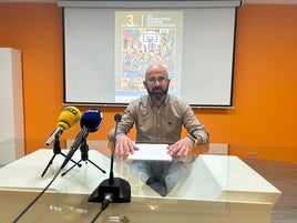 MANUEL MEZQUITA CON EL CARTEL DE FONDO.