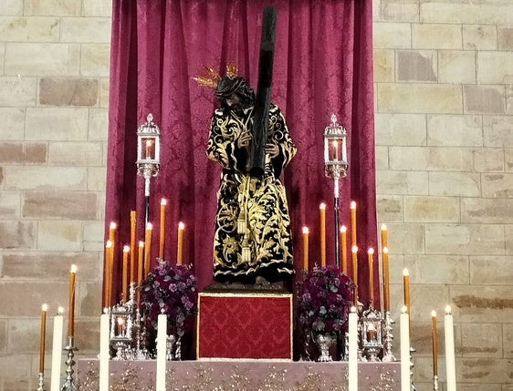 Jesús Nazareno con las potencias y su traje de linajes.