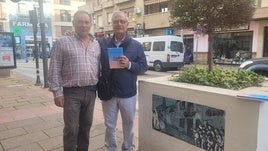 Ramón Utrera, con el libro, posa junto a un frutero de la Corredera Capuchinos y el azulejo que le inspiró el libro.