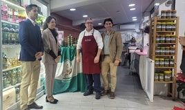 ANA MATA EN SU VISITA AL PUESTO DE SEBASTIÁN 'EL CHICO'.