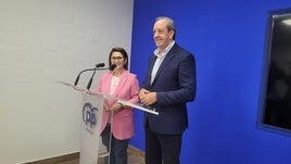 Lola Martín y Paco Carmona en la sede del PP de Andújar para dar cuenta de los Presupuestos.