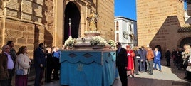 La imagen de la Inmaculada portada por los costaleros, a su llegada a la iglesia de Santa María.