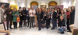 Los asistentes a la puesta de largo de la iniciativa brindan con la nueva marca de vino de la bodega.