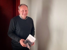 VALVERDE POSA CON SU NUEVA OBRA.