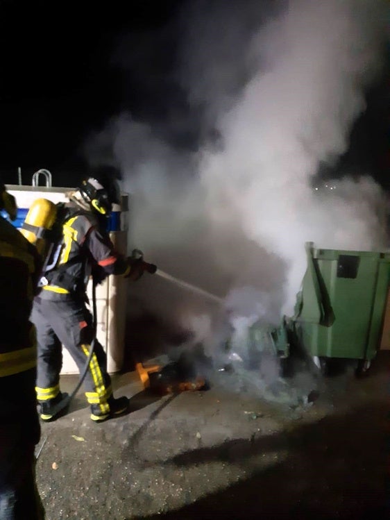 Los bomberos lanzan advertencias para evitar la quema de los contenedores