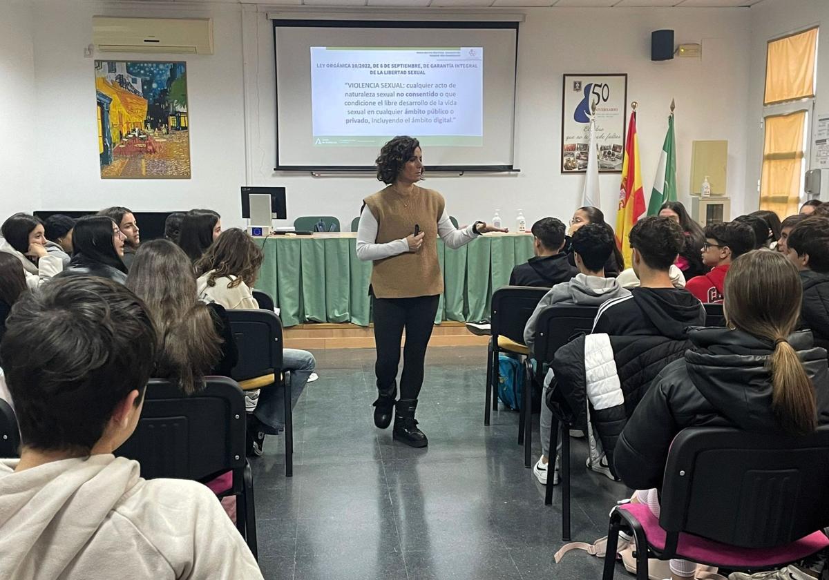 Una de las charlas celebradas en el IES Nuestra Señora de la Cabeza de Andújar.